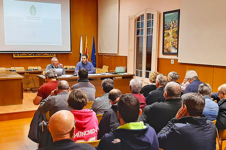 Imatge del plenari del Consell Municipal de Medi Ambient, amb l'alcalde Albert Coberó i el regidor de Medi Ambient i Promoció Econòmica, Pere Requena.