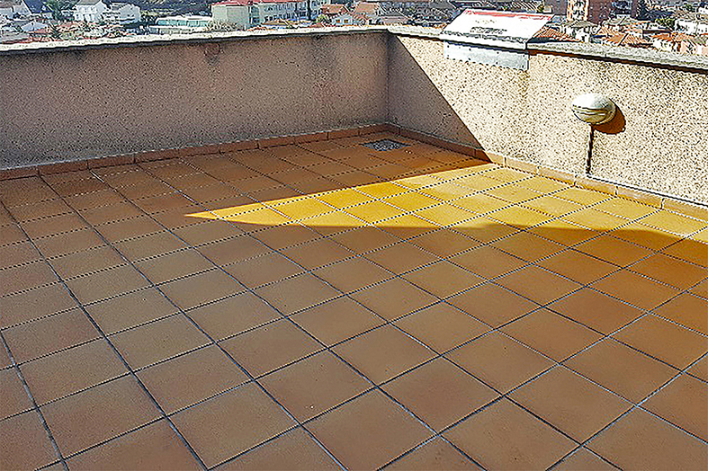 Pavimentació de la terrassa de Cal Balaguer del Porxo al Poble Vell, després de les obres de millora.