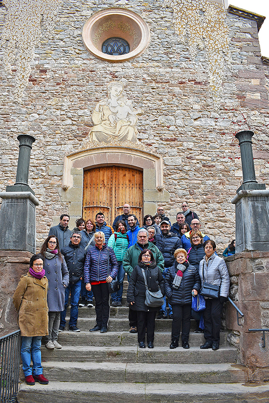 Foto de grup de les persones guanyadores de la campanya 'Barris Antics, compra i guanya' al davant de l'Església del Roser, amb la regidora d'Ensenyament, Turisme, Participació i Festes, Alba Santamaria, i la tècnica de l'àrea de Turisme.