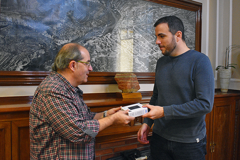 L'alcalde Albert Coberó rep el disc dur extern amb els 46.000 documents històrics de Súria digitalitzats per la Xarxa d'Arxius Municipals de la Diputació, de mans de l'arxiver itinerant Albert Rumbo.