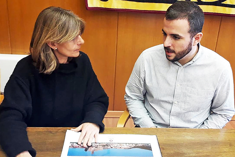 L'alcalde Albert Coberó i la vicepresidenta segona de la Diputació de Barcelona, Carmela Fortuny, amb el document del Pla Director del Poble Vell, a la Casa de la Vila (foto: Diputació de Barcelona).