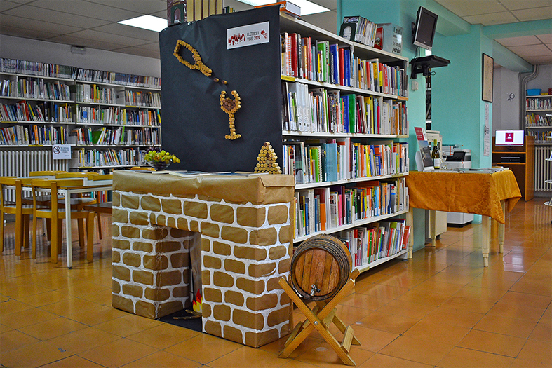 Imatge de l'exposició bibliogràfica i documental 'La vinya i el vi' a la Biblioteca Pública, dins de les activitats del programa 'Lletres i Vins 2020'.