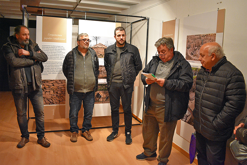 L'alcalde Albert Coberó, el regidor de Cultura i Via Pública, Miquel Soliva i el secretari de la demarcació del Col·legi d'Arquitectes de Catalunya a les comarques centrals, Enric Massana, escolten el comissari de l'exposició 'Pedres i Barraqu