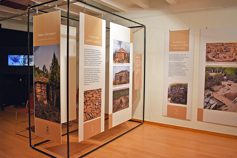 Imatge de l'exposició 'Pedres i Barraques', que es pot visitar fins al proper 8 de febrer a Manresa.