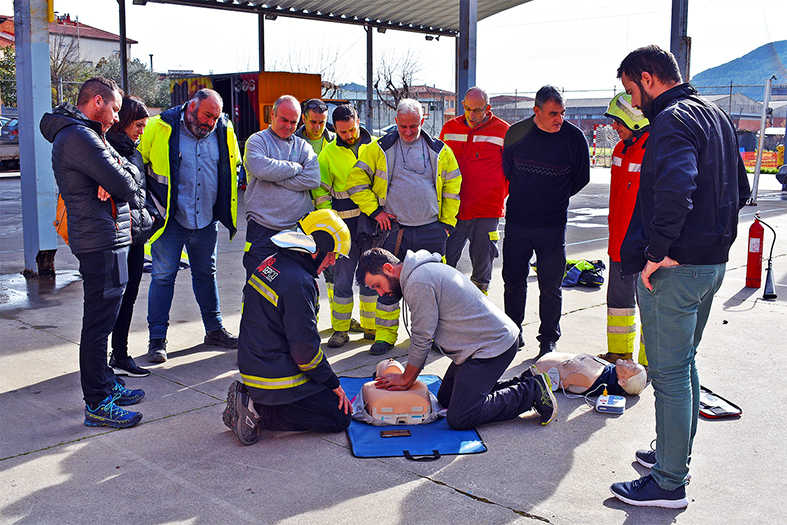 Imatge de la jornada de formació sobre emergències i prestació de primers auxilis per a la Policia Local i la Brigada Municipal d'Obres i Serveis.