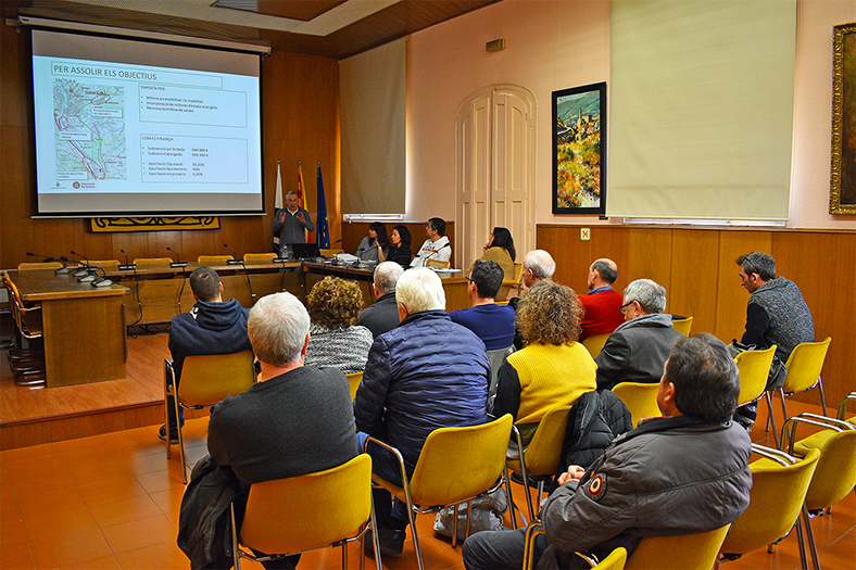 Sessió informativa i de participació sobre el pla de modernització de polígons, amb els regidors de Promoció Econòmica, Pere Requena, i d'Urbanisme, Miquel Àngel Montañá, i membres dels serveis tècnics de les dues àrees.
