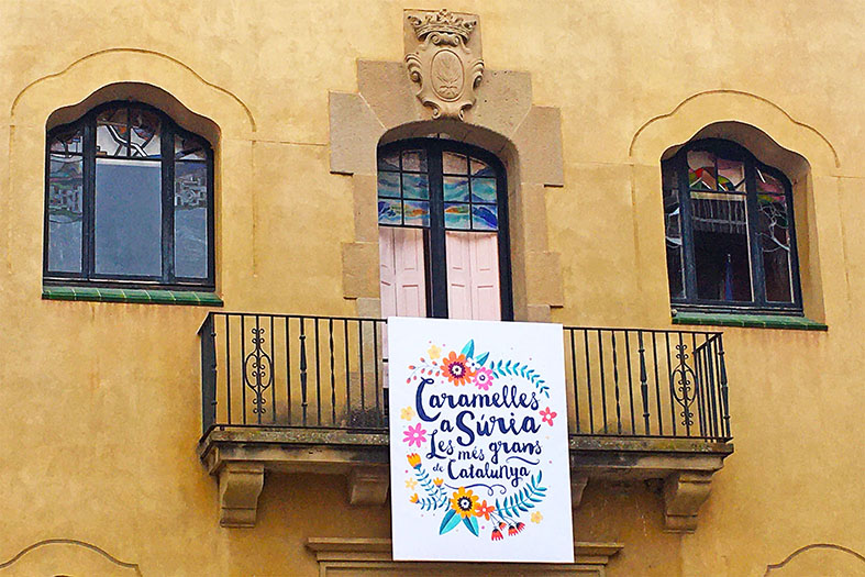 Plafó de Caramelles, instal·lat a la façana principal de la Casa de la Vila.
