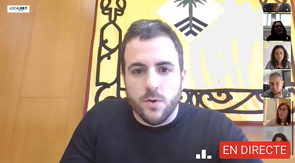 L'alcalde Albert Coberó parla durant el ple municipal ordinari celebrat dijous 30 d'abril, que es va fer de forma telemàtica i es va retransmetre per YouTube.