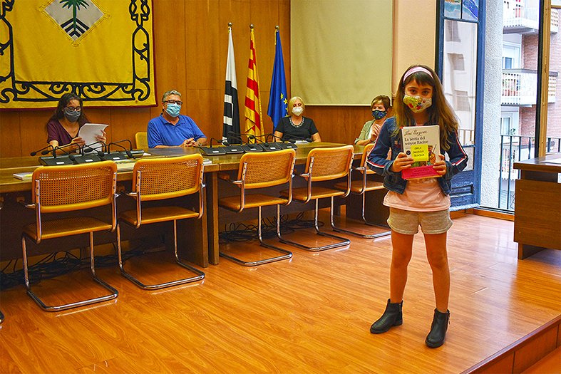 Guanyadora de la categoria de 1r-2n de Primària de narrativa del concurs infantil 'Sant Jordi a casa', convocat per l'Ajuntament de Súria i la Biblioteca Pública.
