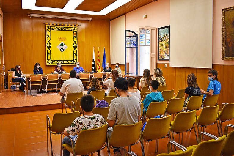 Imatge d'un dels dos actes de lliurament dels premis del concurs infantil 'Sant Jordi a casa', que van tenir lloc al saló de sessions de la Casa de la Vila.
