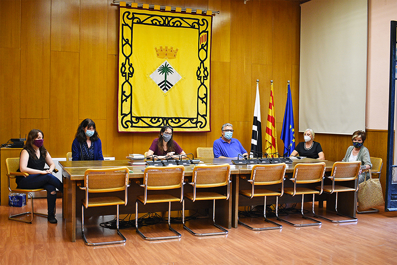 La regidora d'Ensenyament, Alba Santamaria, el regidor de Cultura, Miquel Soliva, i altres membres del jurat del concurs infantil 'Sant Jordi a casa', durant el lliurament dels premis.