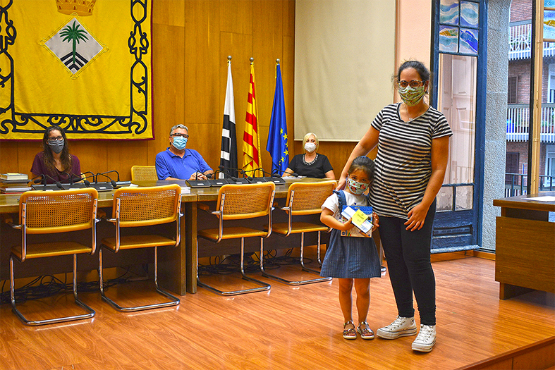 Guanyadora de la categoria de P4 de dibuix del concurs infantil 'Sant Jordi a casa', convocat per l'Ajuntament de Súria i la Biblioteca Pública.