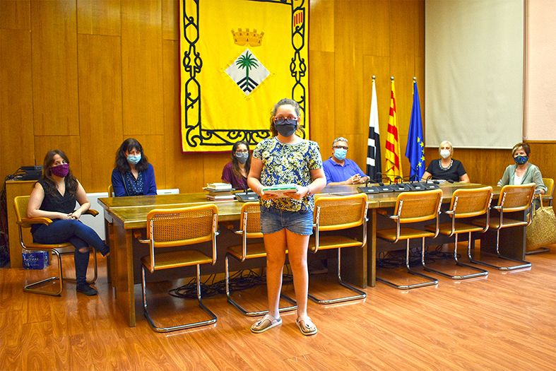 Guanyadora de la categoria de 5è-6è de Primària de dibuix del concurs infantil 'Sant Jordi a casa', convocat per l'Ajuntament de Súria i la Biblioteca Pública.