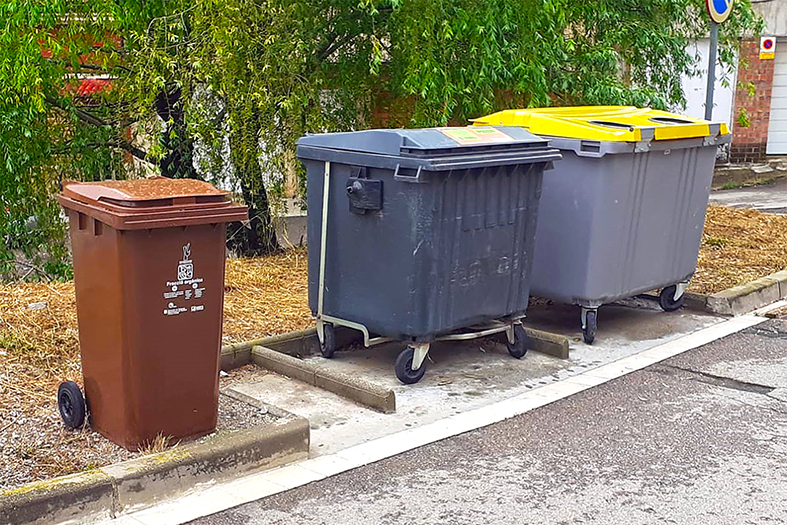 Nou contenidor de residus orgànics (esquerra), instal·lat en el marc de les mesures previstes per a la millora de la recollida de residus i la neteja viària (foto: Mancomunitat Intermunicipal del Cardener).