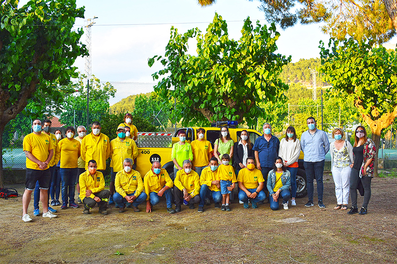 Foto de grup del voluntariat de l'ADF Defensors del Bosc, amb l'alcalde Albert Coberó i altres membres de la corporació municipal, durant la presentació del nou vehicle de l'entitat.