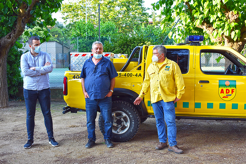 El president de l'ADF Defensors del Bosc, Josep Boixadera, parla durant la presentació del nou vehicle de l'entitat, al costat de l'alcalde Albert Coberó i del regidor de Cultura i Via Pública, Miquel Soliva.