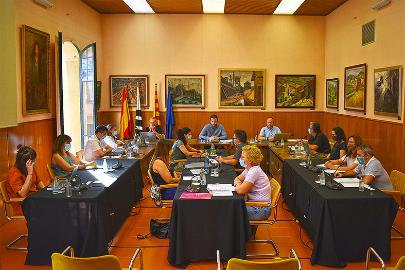 Imatge del minut de silenci de la corporació municipal a l'inici del ple municipal d'aquest dijous 25 de juny, com a mostra de condol pels accidents mortals a ICL.