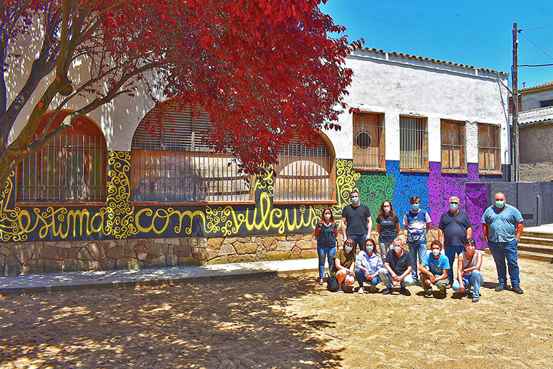 L'alcalde Albert Coberó i els altres membres de l'equip de govern municipal, amb l'artista surienc David Macià i tècnics de l'Ajuntament, davant del mural commemoratiu del Dia Internacional de l'Orgull LGBTI a l'entorn de les Pistes de l'