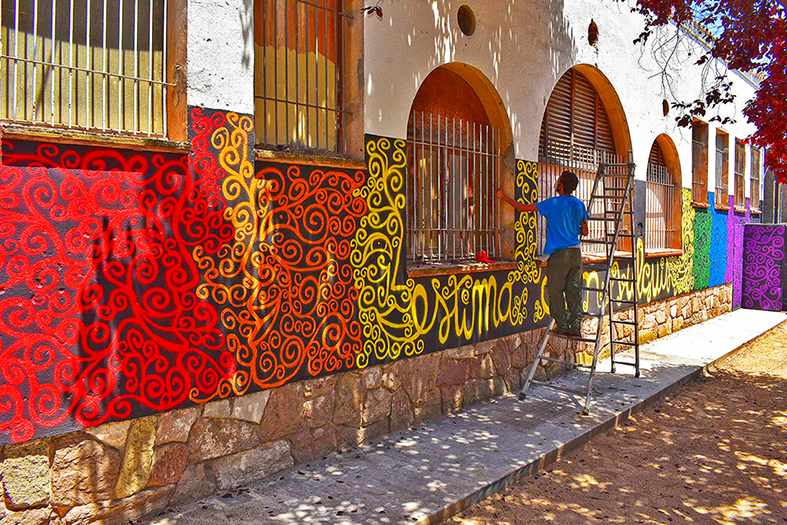 L'artista surienc David Macià, durant la realització del mural commemoratiu del Dia Internacional de l'Orgull LGBTI a l'entorn de les Pistes de l'Escorxador de Súria, dins del projecte comarcal +ART.