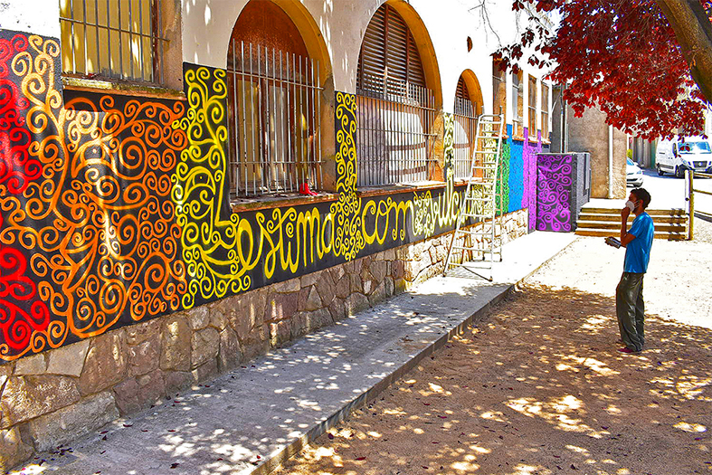 L'artista surienc David Macià, durant la realització del mural commemoratiu del Dia Internacional de l'Orgull LGBTI a l'entorn de les Pistes de l'Escorxador de Súria, dins del projecte comarcal +ART.