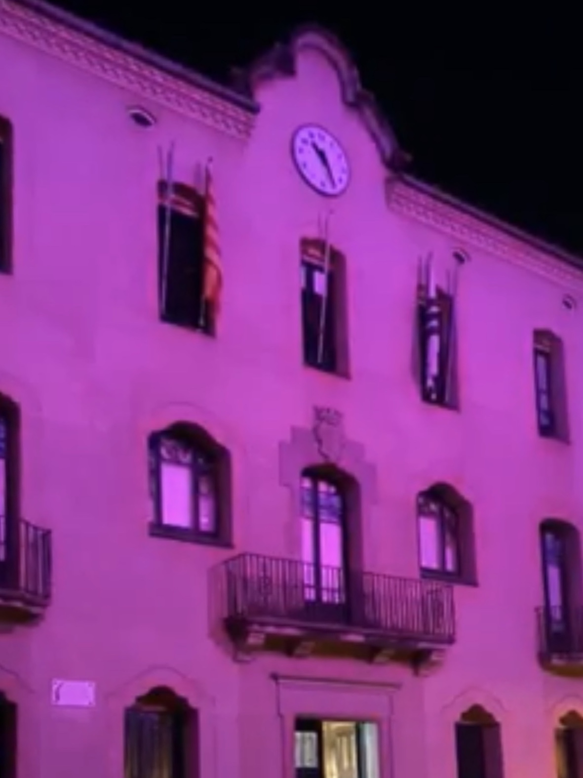 Imatge de la il·luminació simbòlica de la Casa de la Vila amb motiu del Dia Internacional de l'Orgull LGBTI.