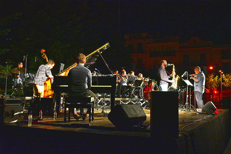 Imatge del concert de l'Asier Olabarrieta Big Band a la plaça de Sant Joan, acte que va posar el pròleg a la Festa Major de Súria 2020.