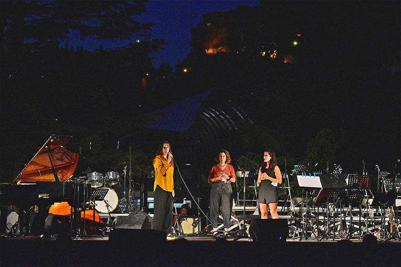 La regidora de Festes, Alba Santamaria dóna la benvinguda a les persones assistents al concert de l'Asier Olabarrieta Big Band a la plaça de Sant Joan, al costat de representants d'Art en Cicle.