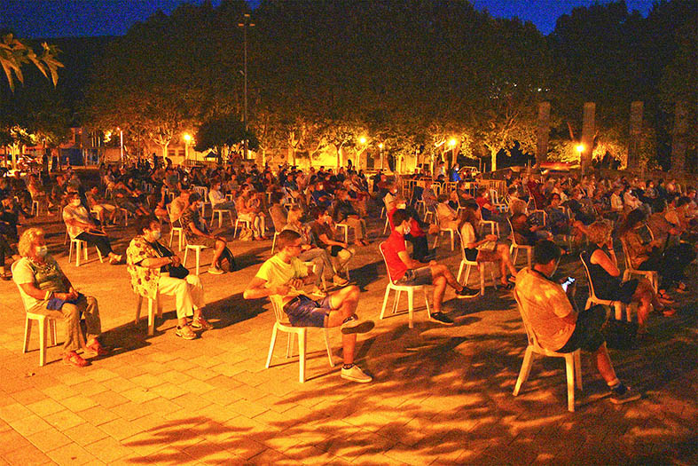 Vista general del públic assistent al concert de l'Asier Olabarrieta Big Band a la plaça de Sant Joan, amb mascareta i distància de seguretat entre cadires.