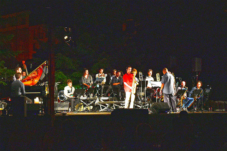 Imatge del concert de l'Asier Olabarrieta Big Band a la plaça de Sant Joan, acte que va posar el pròleg a la Festa Major de Súria 2020.