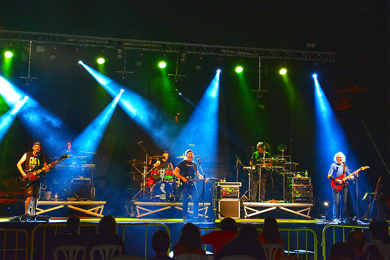 Concert del grup Apache a la plaça de Sant Joan, dins del programa de la Festa Major de Súria.