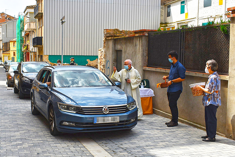 Benedicció de vehicles al davant de l'Església Parroquial amb motiu de la diada de Sant Cristòfol, dins del programa de la Festa Major de Súria.
