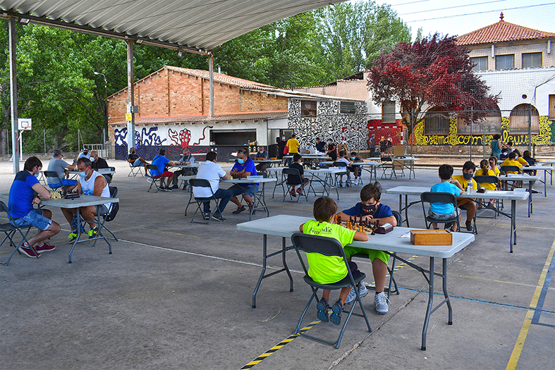 Participants del 2n Torneig d'Escacs de Partides Ràpides Vila de Súria, celebrat durant la Festa Major de Súria a les Pistes de l'Escorxador.