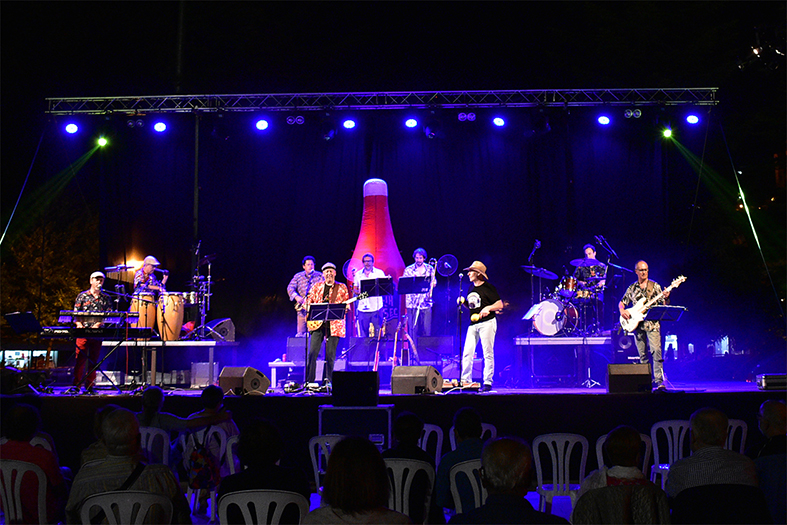Concert de La Salseta del Poble Sec a la plaça de Sant Joan, dins del programa de la Festa Major de Súria.