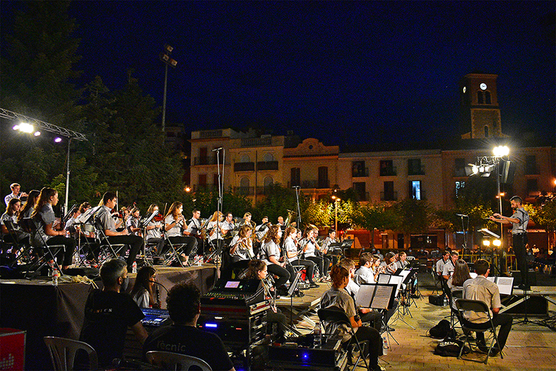 Concert de la Banda de Música de Cardona a la plaça de Sant Joan, dins del programa de la Festa Major de Súria.