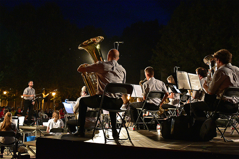 Concert de la Banda de Música de Cardona a la plaça de Sant Joan, dins del programa de la Festa Major de Súria.