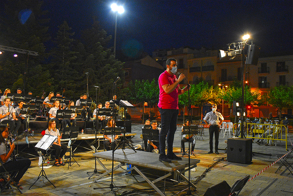 L'alcalde Albert Coberó s'adreça a les persones assistents al concert de la Banda de Música de Cardona a la plaça de Sant Joan, dins del programa de la Festa Major de Súria.
