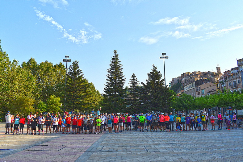 Foto de grup de les persones participants en la caminada popular de la Festa Major de Súria, abans de la sortida des de la plaça de Sant Joan.