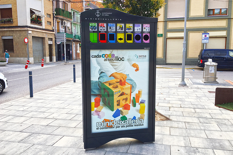 Minideixalleria instal·lada a la plaça de la Serradora.