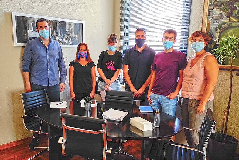 L'alcalde Albert Coberó, el conseller comarcal de Joventut, Enric Forcada, la regidora de Joventut, Montserrat Albacete, i membres dels serveis tècnics de Joventut, a la Casa de la Vila.