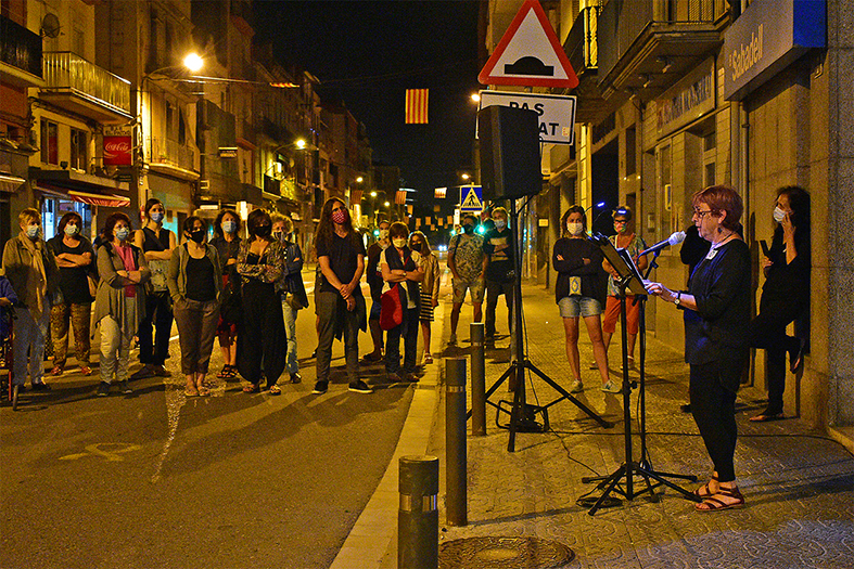 Lectura de textos al carrer Salvador Vancell durant el passeig literari del 70è aniversari de la Biblioteca Pública.