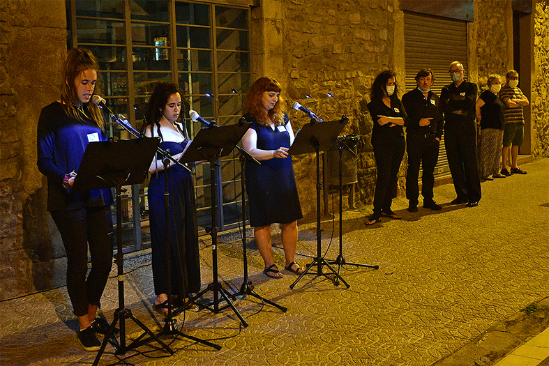 Lectura de textos al carrer Salvador Vancell durant el passeig literari del 70è aniversari de la Biblioteca Pública.