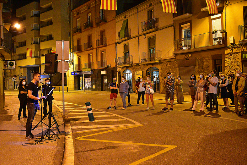 Lectura de textos al carrer Salvador Vancell durant el passeig literari del 70è aniversari de la Biblioteca Pública.