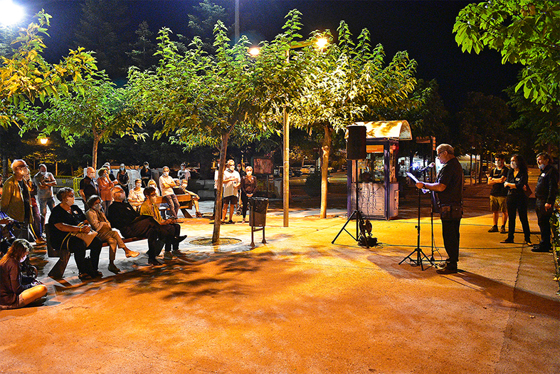 Lectura de textos a la plaça de Sant Joan durant el passeig literari del 70è aniversari de la Biblioteca Pública.