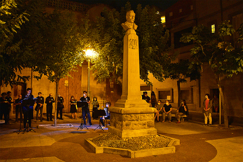 Lectura de textos a la plaça de Josep Anselm Clavé durant el passeig literari del 70è aniversari de la Biblioteca Pública.