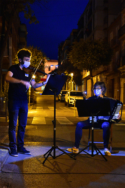 Actuació musical a l'avinguda de l'Ajuntament durant el passeig literari del 70è aniversari de la Biblioteca Pública.