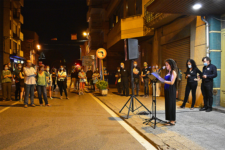 Lectura de textos al carrer González Solesio durant el passeig literari del 70è aniversari de la Biblioteca Pública.