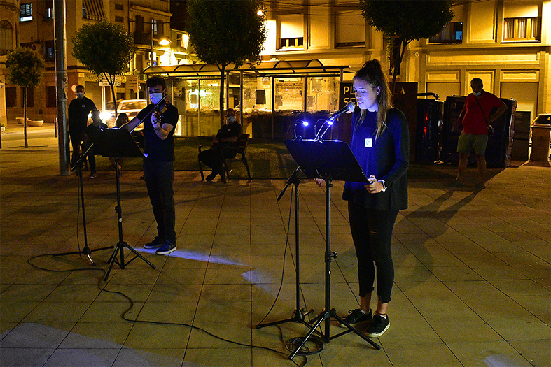 Lectura de textos a la plaça de la Serradora durant el passeig literari del 70è aniversari de la Biblioteca Pública.