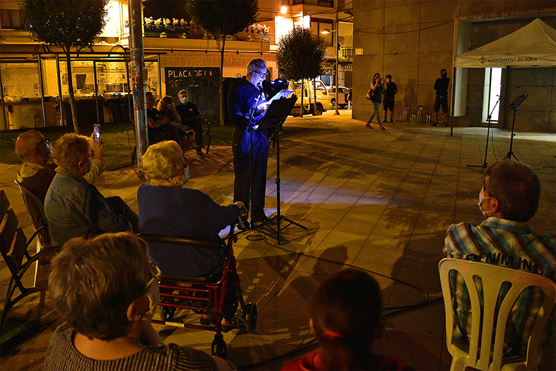 Lectura de textos a la plaça de la Serradora durant el passeig literari del 70è aniversari de la Biblioteca Pública.