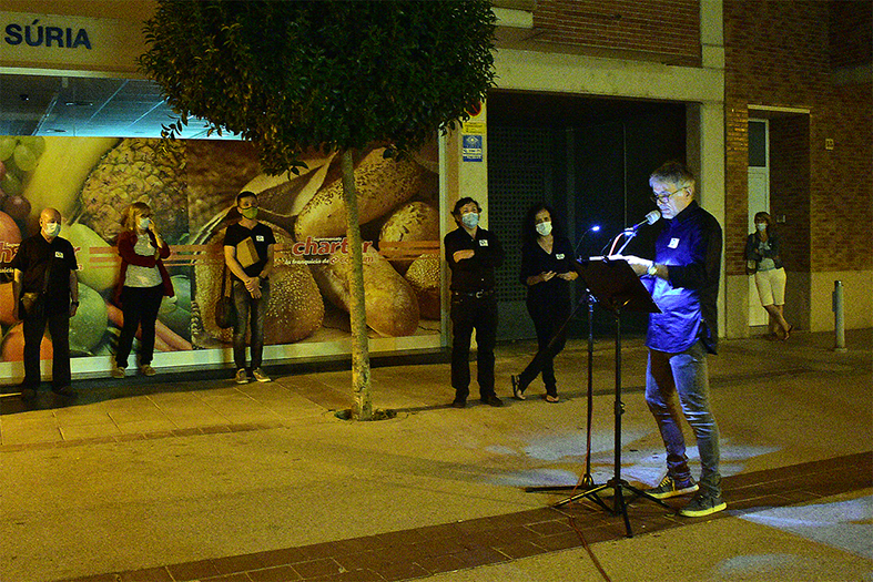 Lectura de textos al carrer Magí Fàbrega durant el passeig literari del 70è aniversari de la Biblioteca Pública.