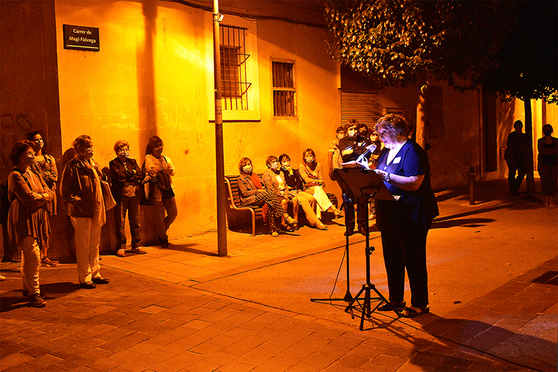 Lectura de textos al carrer Magí Fàbrega durant el passeig literari del 70è aniversari de la Biblioteca Pública.